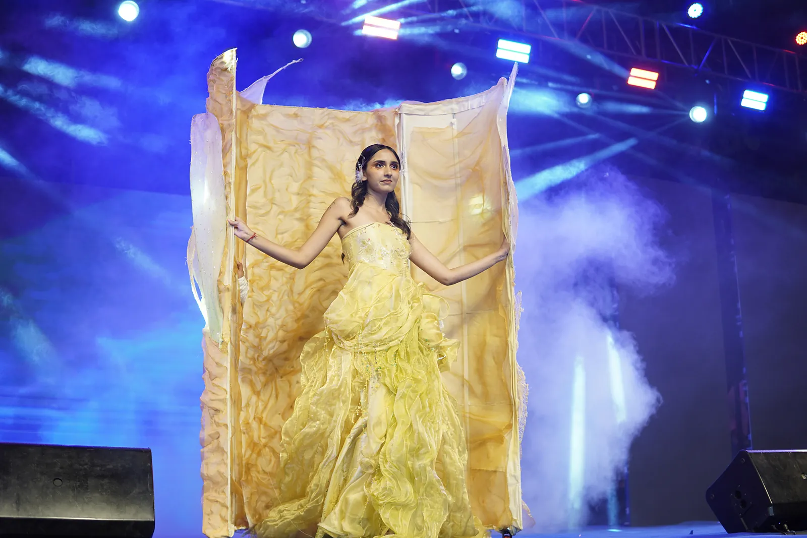 The model in yellow inside the opened column